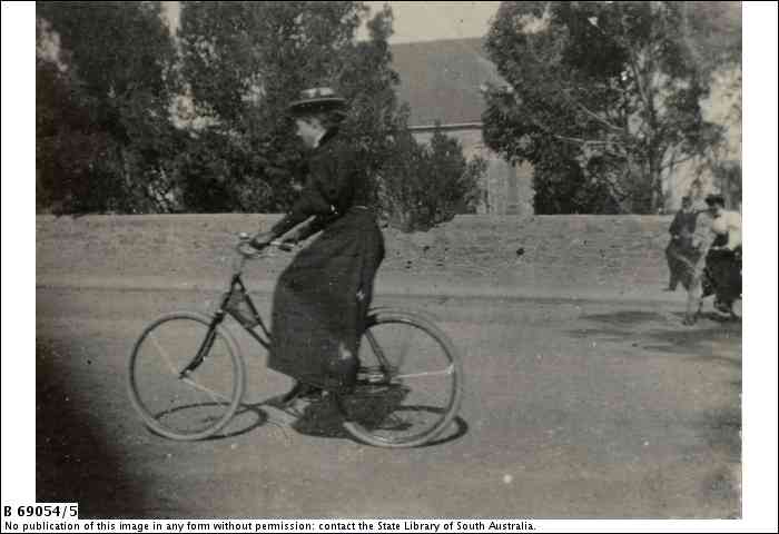 B69054_5_woman_cyclist